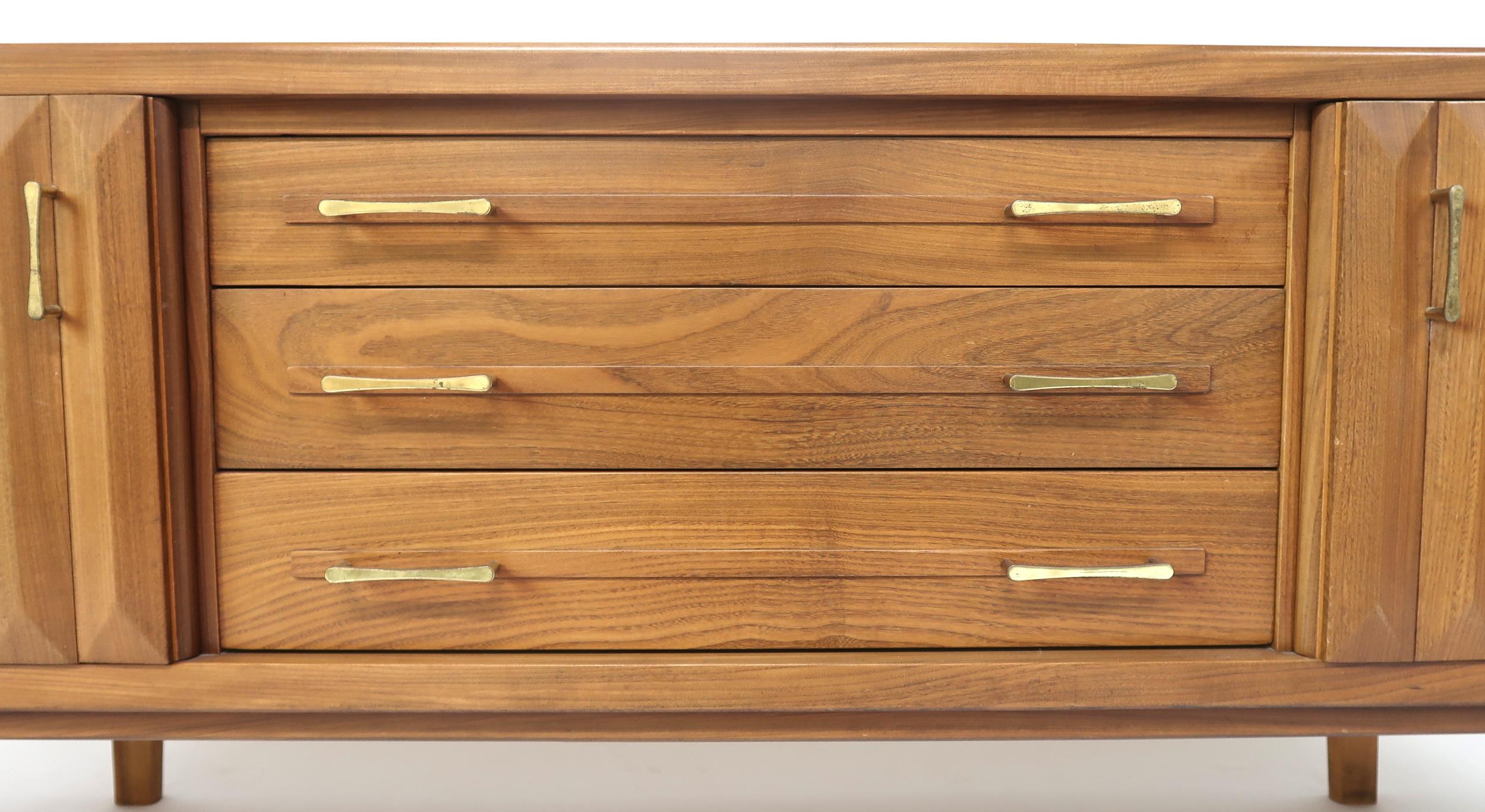 A MID 20TH CENTURY TEAK SIDEBOARD with three long central drawers flanked by cabinet doors with - Image 4 of 12