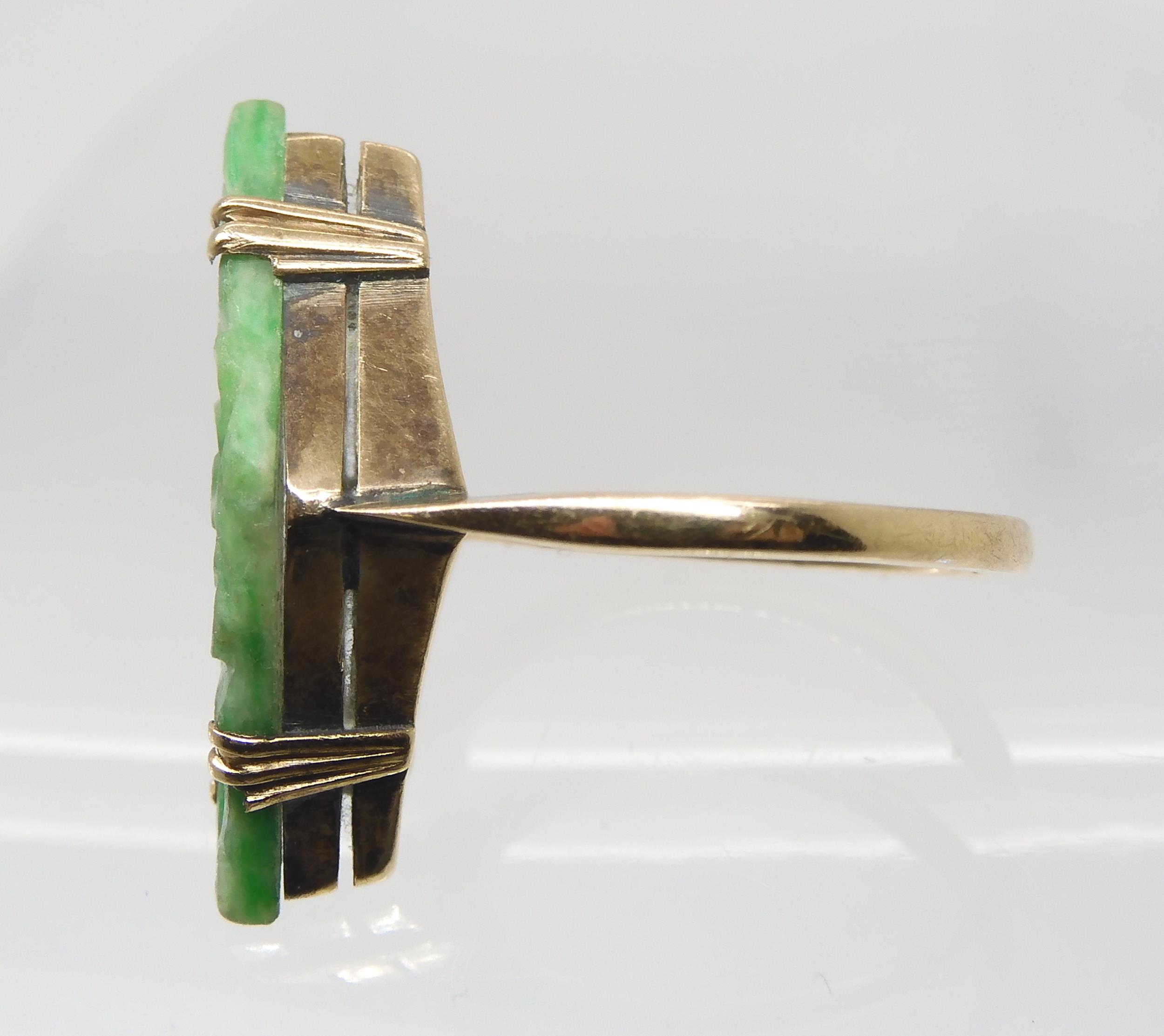 A CHINESE GREEN HARDSTONE RING set with a lozenge shaped plaque, carved with fruit. In a 9ct gold - Image 3 of 5