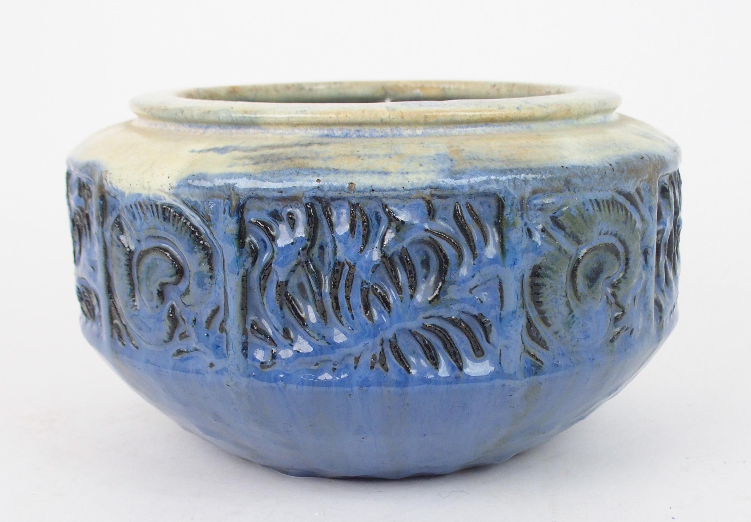 FULPER POTTERY, USA BOWL circa 1920, with peacock feather decoration in blue glaze, 25cm diameter - Image 3 of 5
