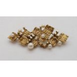 A 9ct gold retro pearl brooch, length 5cm,  weight 6.1gms Condition Report:Available upon request