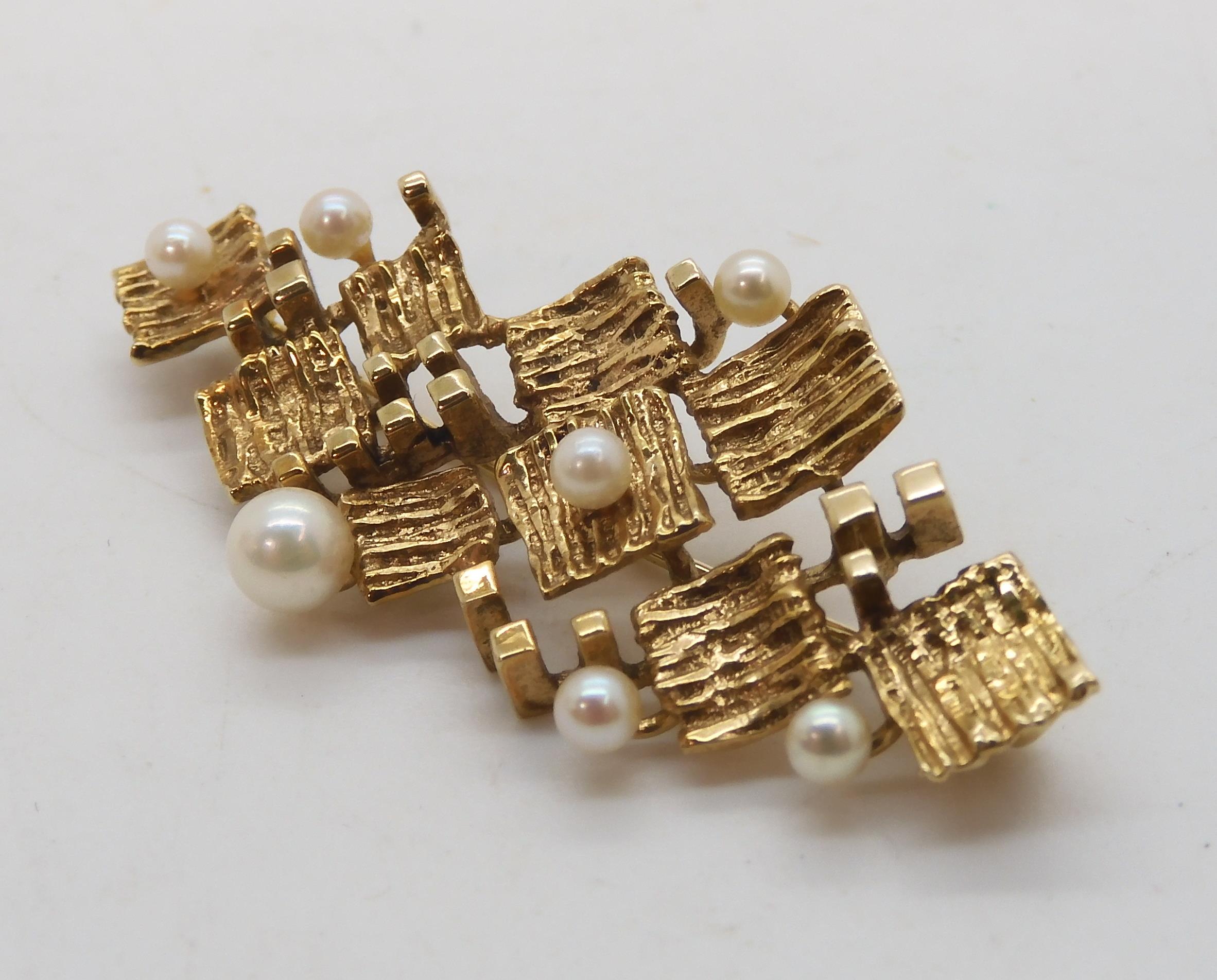 A 9ct gold retro pearl brooch, length 5cm,  weight 6.1gms Condition Report:Available upon request - Image 3 of 5