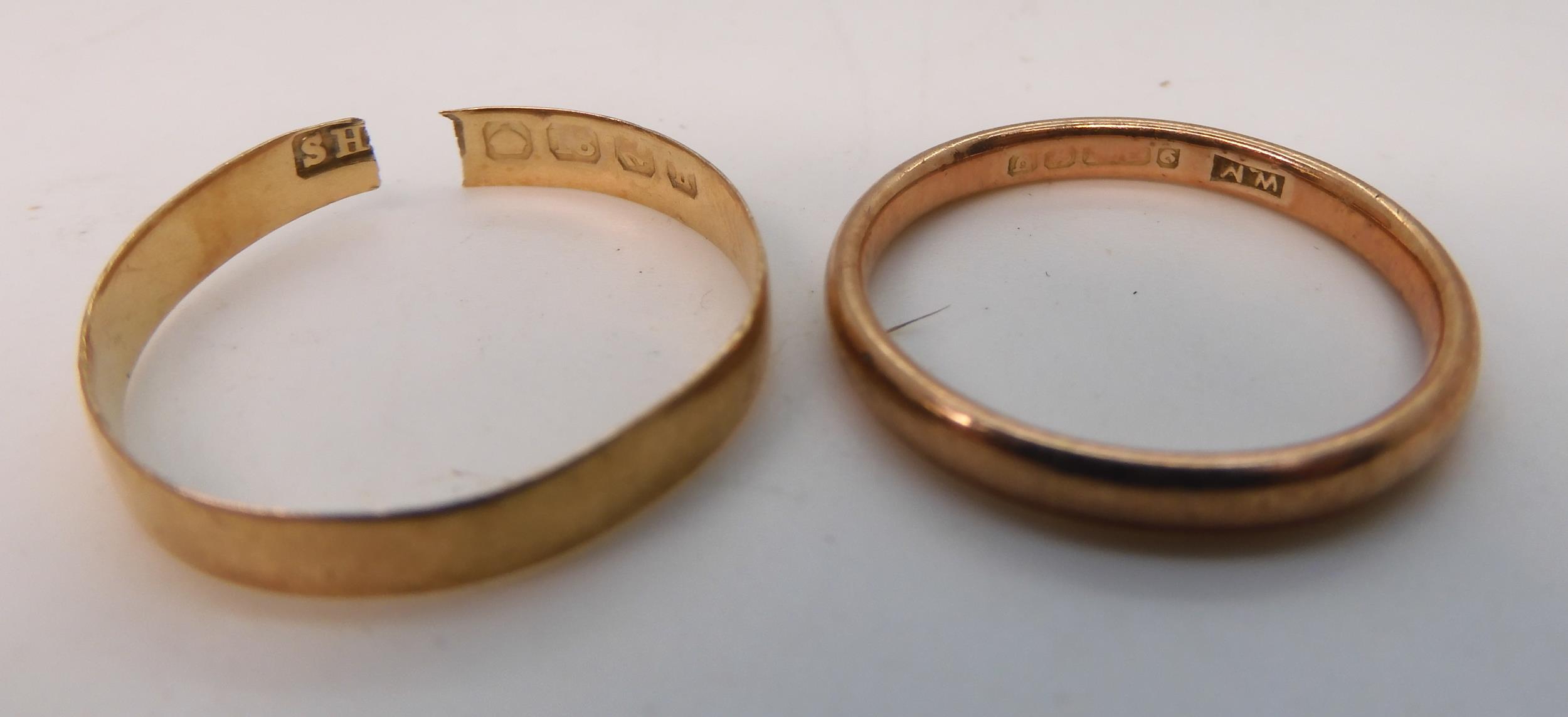 A 9ct gold signet ring, P1/2, buckle ring R1/2, a further two rose gold wedding rings, brooch and - Image 5 of 7