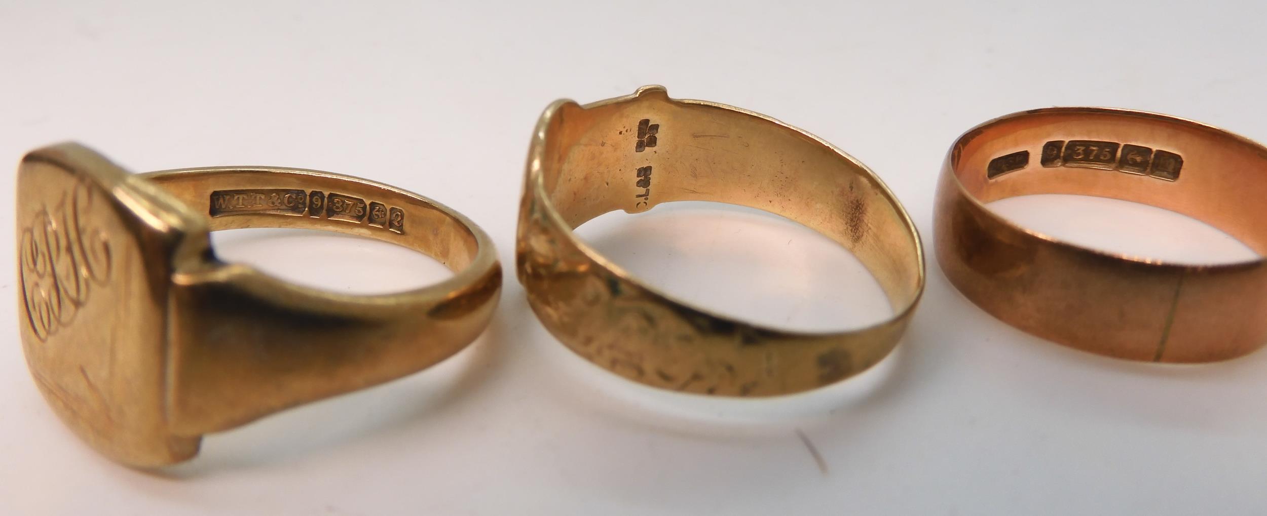 A 9ct gold signet ring, P1/2, buckle ring R1/2, a further two rose gold wedding rings, brooch and - Image 3 of 7
