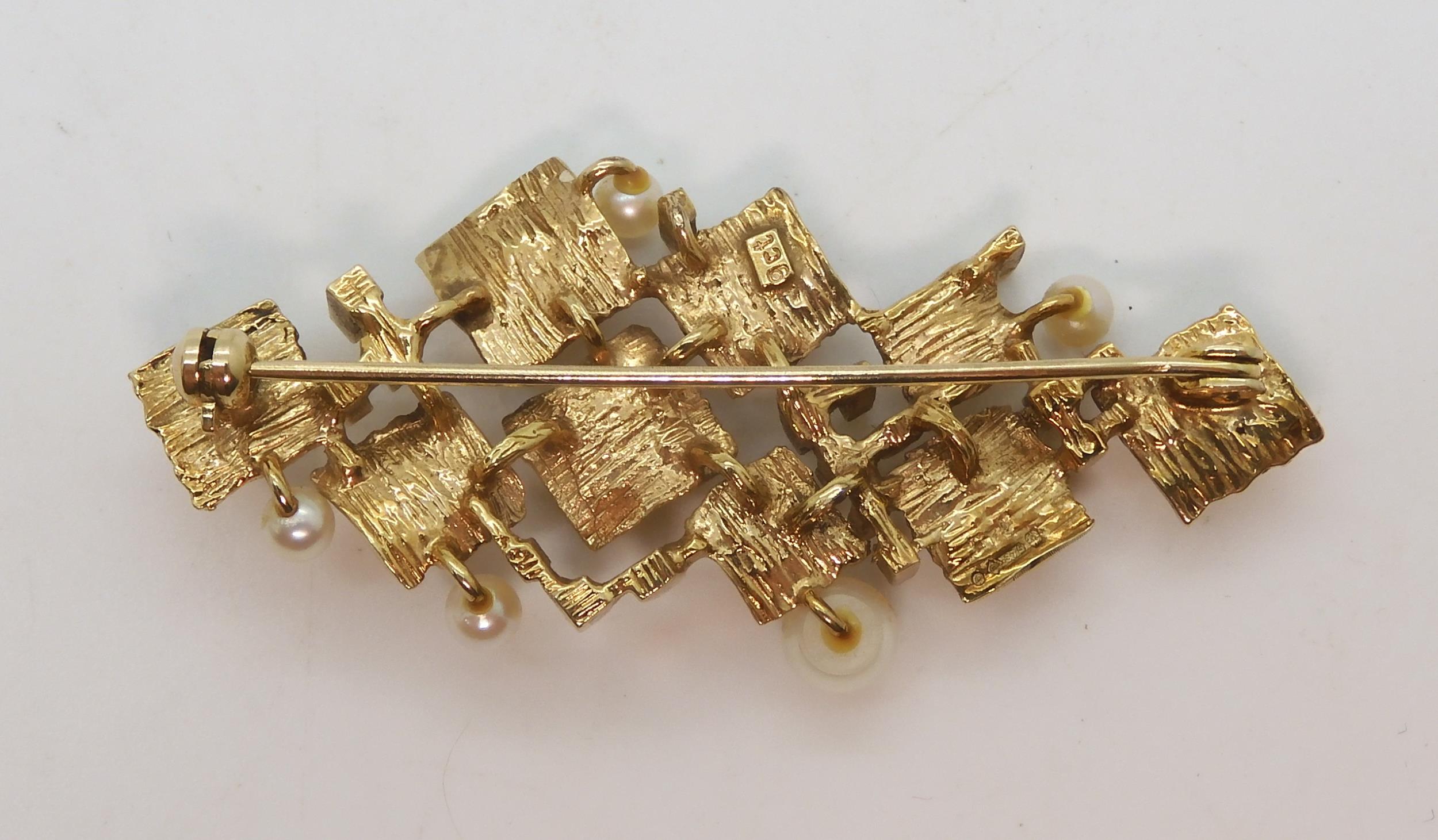 A 9ct gold retro pearl brooch, length 5cm,  weight 6.1gms Condition Report:Available upon request - Image 4 of 5