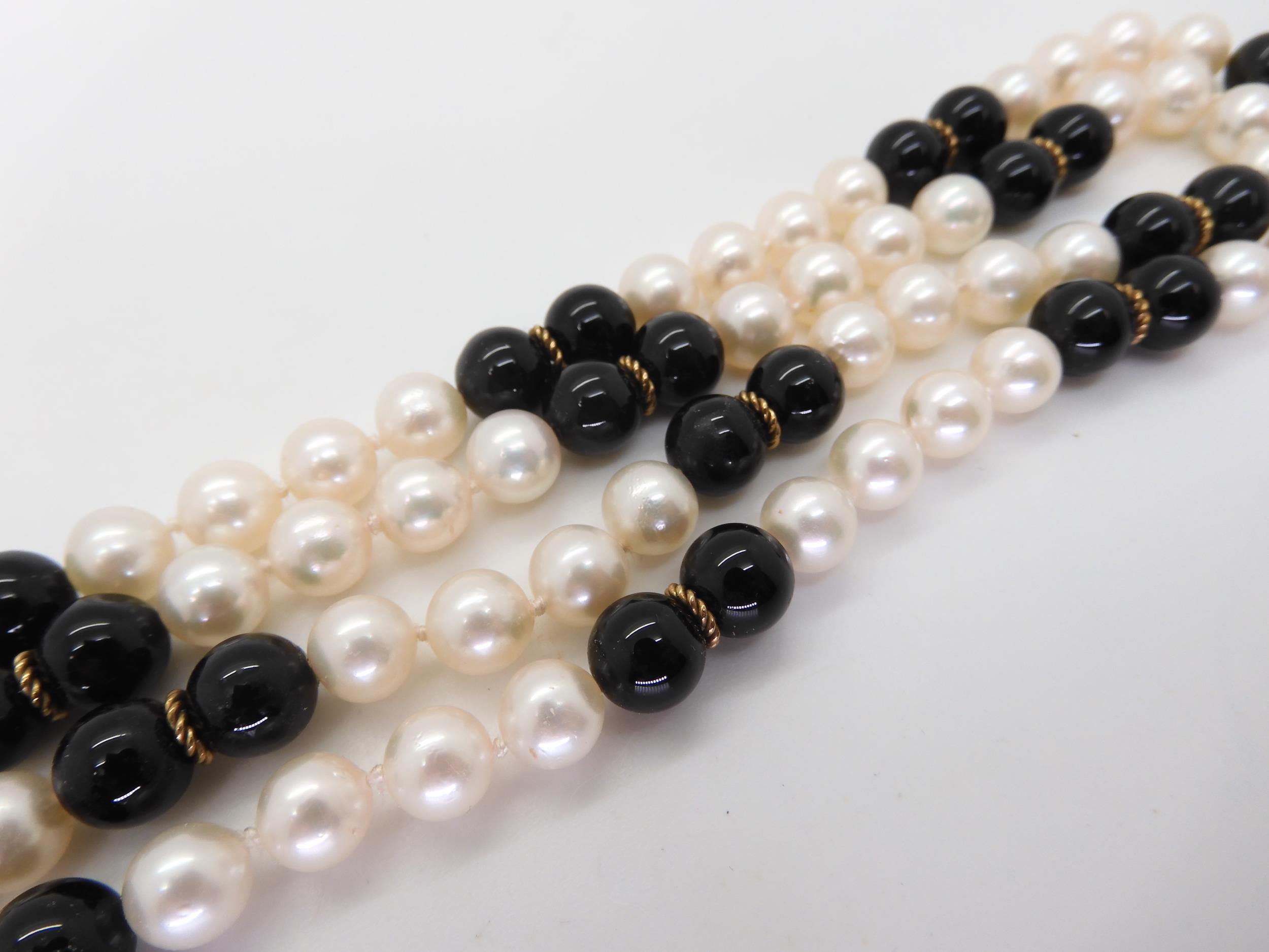 An opera length of good quality pearls, onyx and gold beads, length 88cm Condition Report: - Image 3 of 3