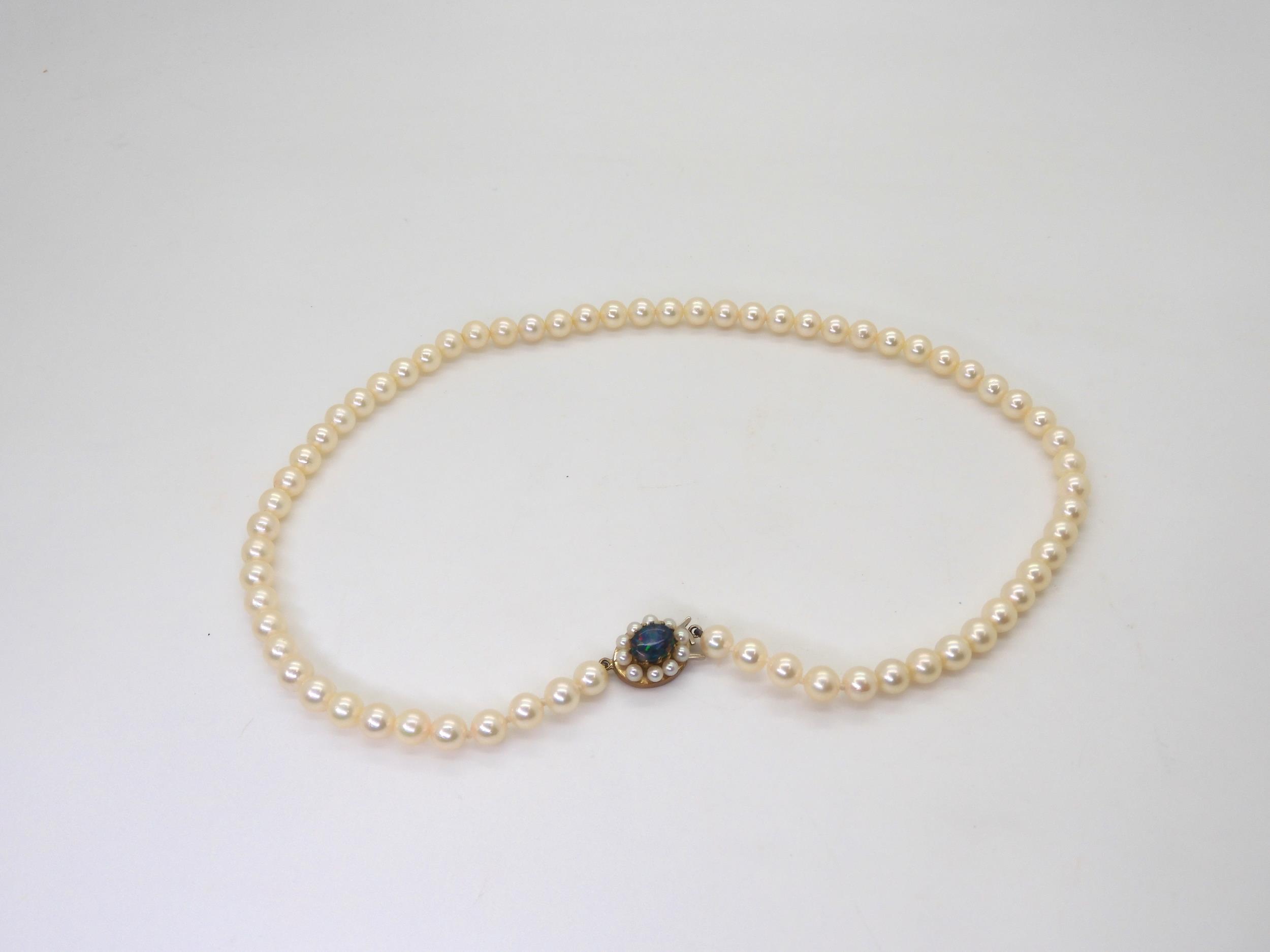 A string of pearls with a 9ct gold opal doublet and pearl set clasp, length 43.5cm, pearls all - Image 2 of 4