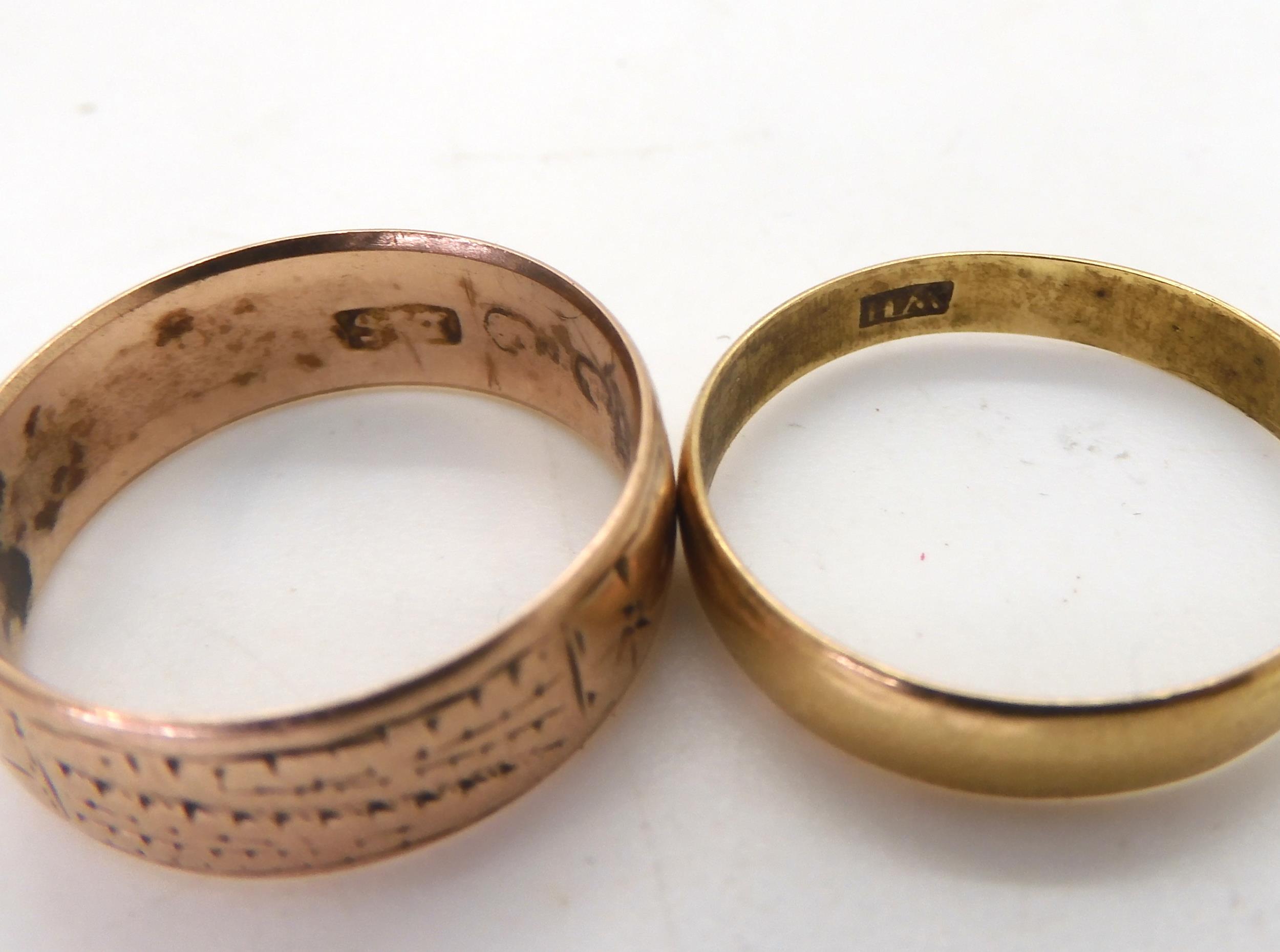 A bright yellow metal wedding ring size O, 1.8gms, two 9ct gold wedding rings rose gold size L1/2, - Image 3 of 4