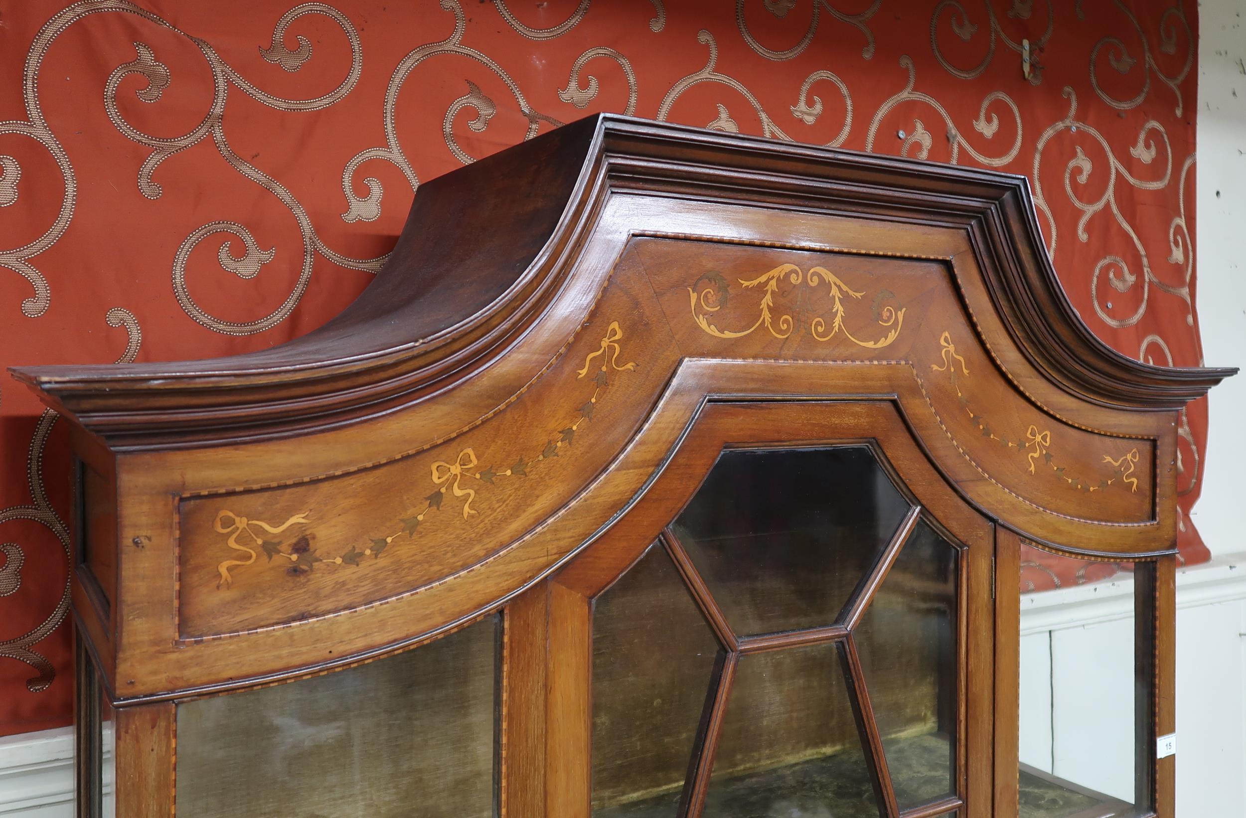 A late Victorian mahogany and satinwood inlaid display cabinet with single central glazed door - Image 3 of 7