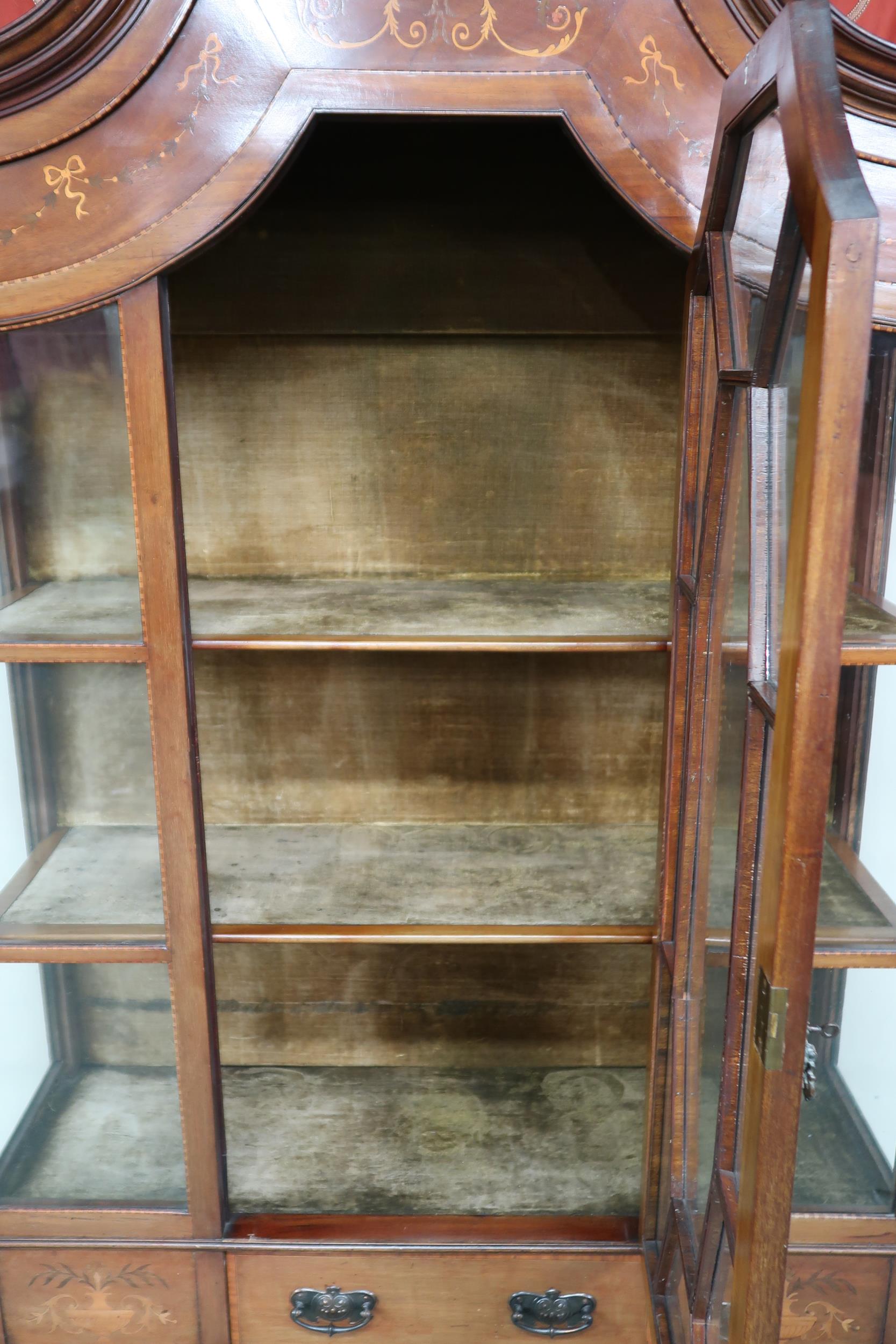 A late Victorian mahogany and satinwood inlaid display cabinet with single central glazed door - Image 7 of 7