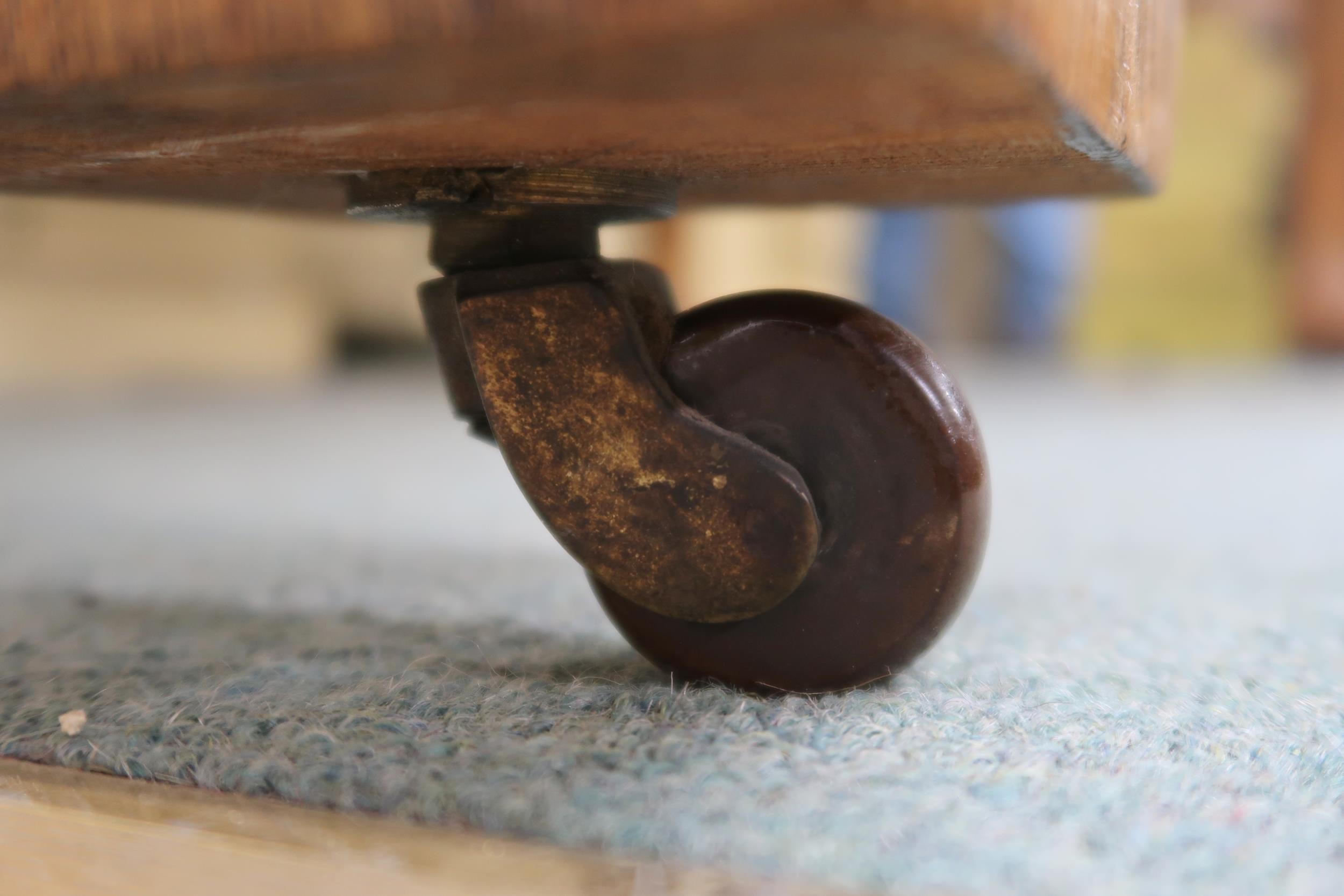 A late Victorian oak arts and crafts style wind out extending dining table with two leaves (one - Image 5 of 9