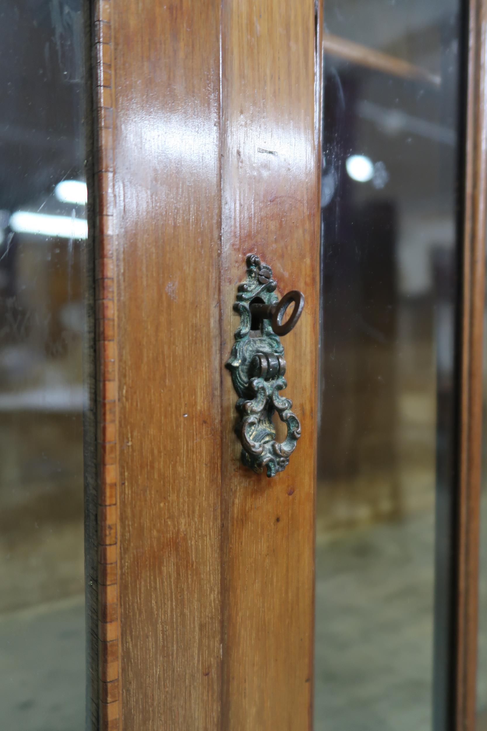 A late Victorian mahogany and satinwood inlaid display cabinet with single central glazed door - Image 4 of 7