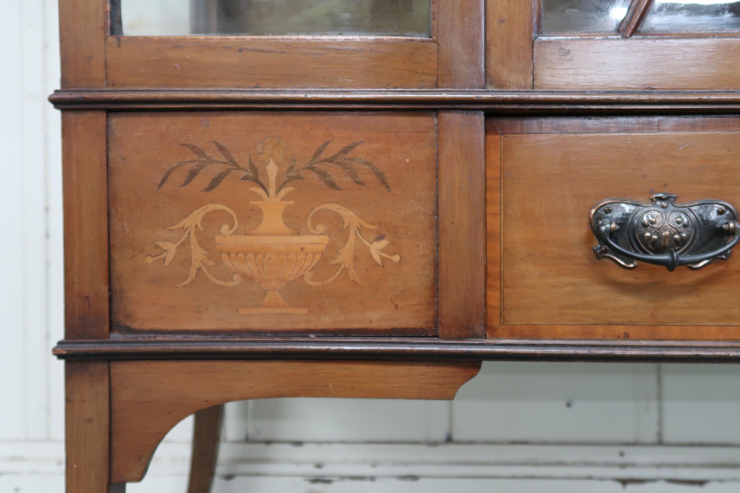 A late Victorian mahogany and satinwood inlaid display cabinet with single central glazed door - Image 5 of 7