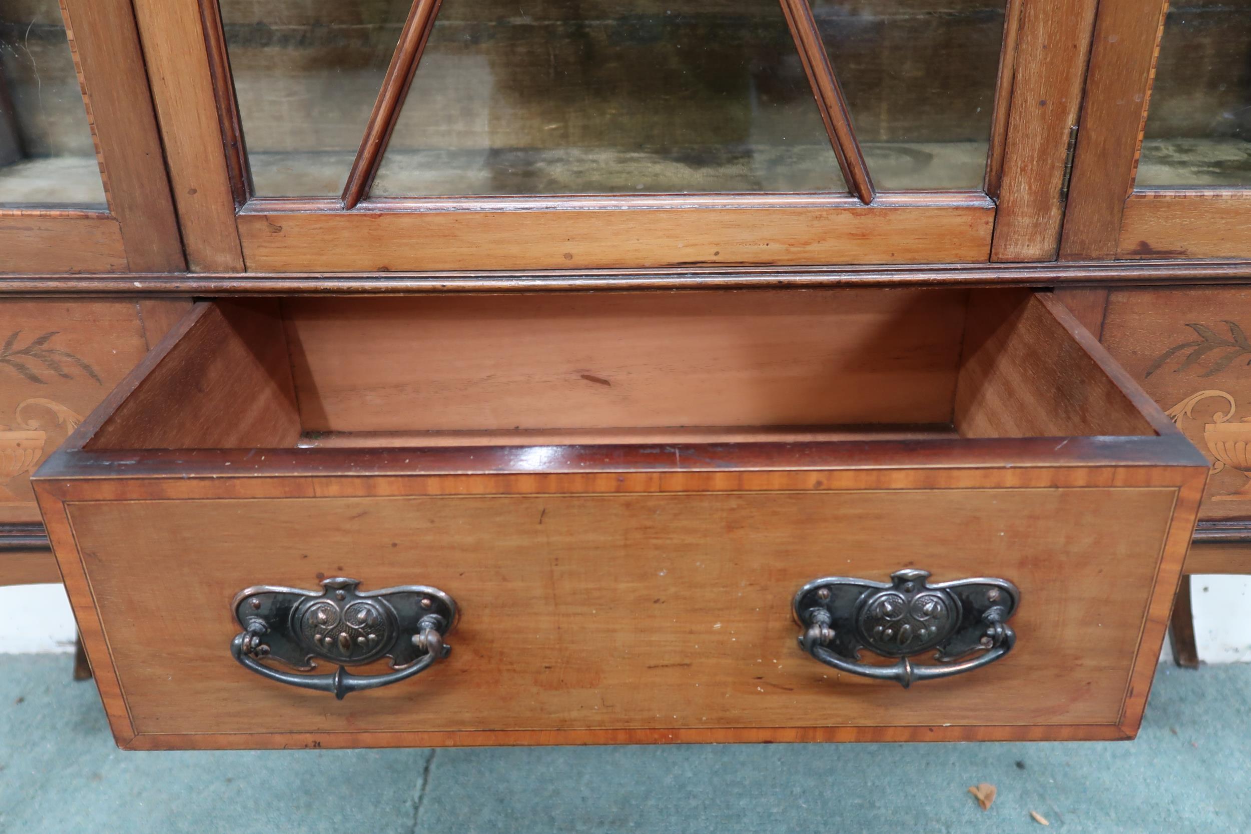 A late Victorian mahogany and satinwood inlaid display cabinet with single central glazed door - Image 6 of 7