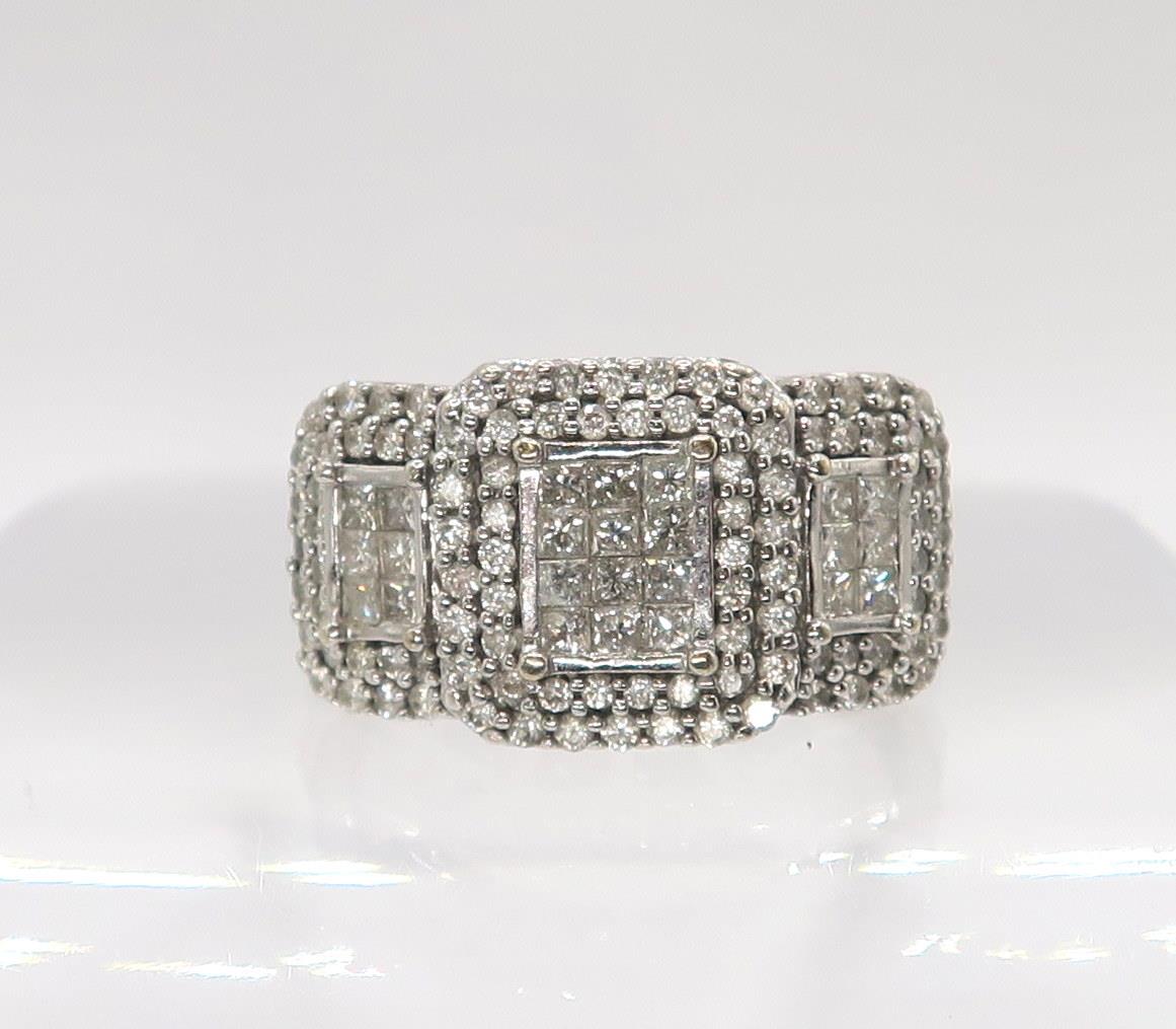 An 18ct white gold diamond cluster ring, set with estimated approx of 1ct of brilliant and