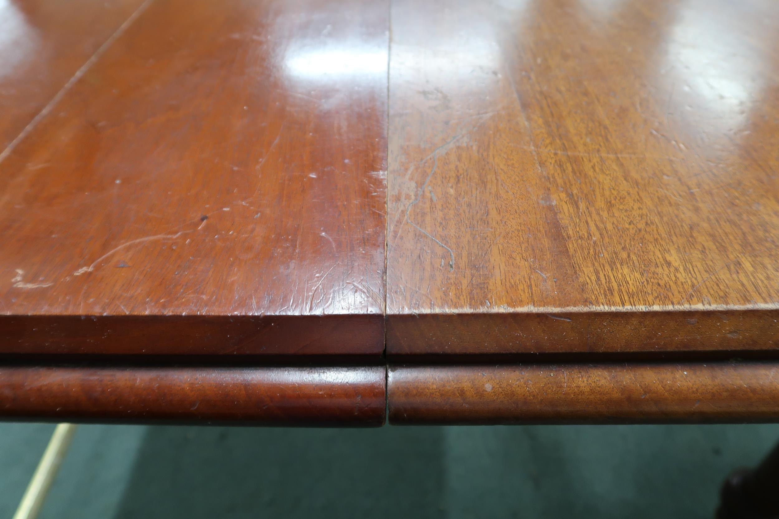 A Victorian mahogany wind out extending dining table on turned supports terminating in ceramic - Image 6 of 7