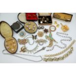 Boxed sets of button studs, vintage brooches, cufflinks etc Condition Report:No condition report