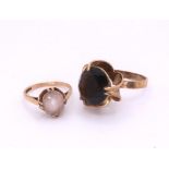 Two 9ct gold retro quartz rings, sizes M1/2, and S, weight together 9gms Condition Report: