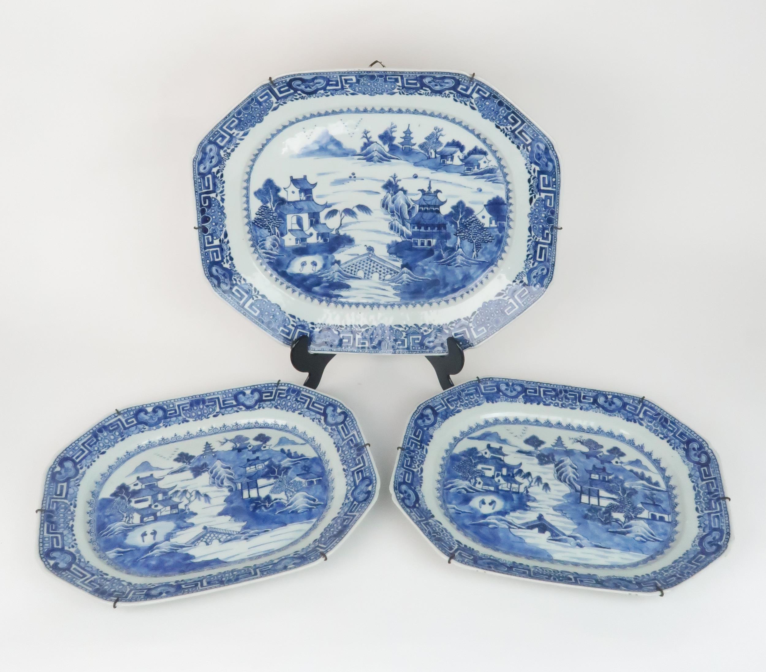 A SET OF THREE CHINESE EXPORT BLUE AND WHITE OCTAGONAL PLATTERS the platters depicting pagodas
