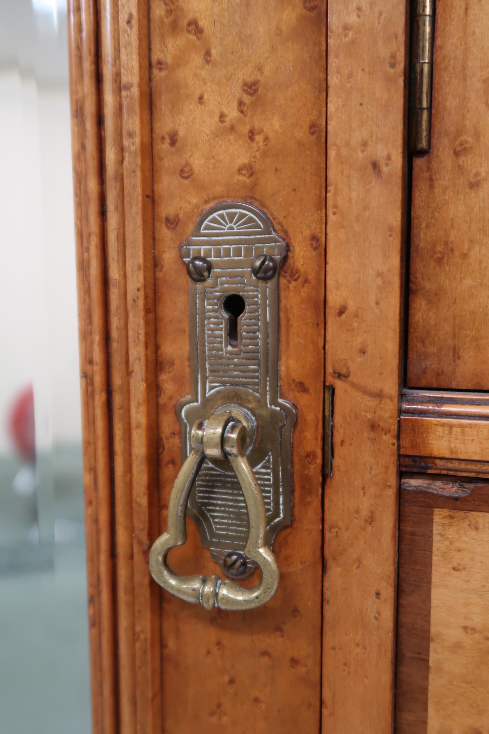 A VICTORIAN BIRDSEYE MAPLE COMPACTUM WARDROBE & ACCOMPANYING BEDSIDE CABINET wardrobe with moulded - Image 4 of 22