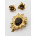 A RETRO BROOCH AND EARRING SET of 9ct gold leaf forms set with smoky quartz, dimensions of the