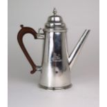 AN EDWARDIAN SILVER COFFEE POT by Goldsmiths & Silversmiths Company, in the George II style, of