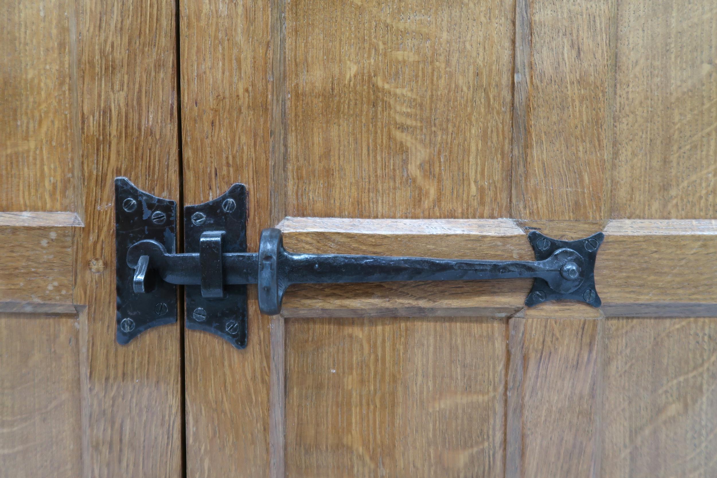 A PETER "RABBITMAN" HEAP OAK KITCHEN DRESSER with cornice carved with key design over two open plate - Image 4 of 13