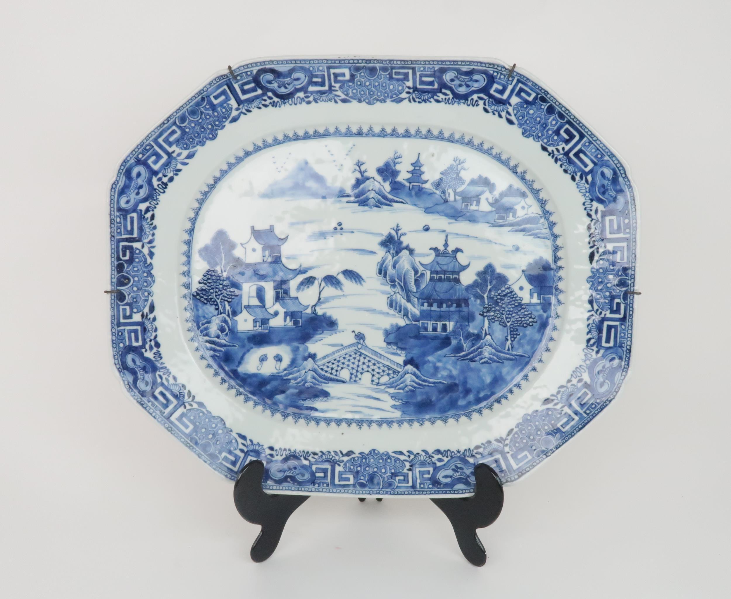 A SET OF THREE CHINESE EXPORT BLUE AND WHITE OCTAGONAL PLATTERS the platters depicting pagodas - Image 2 of 7