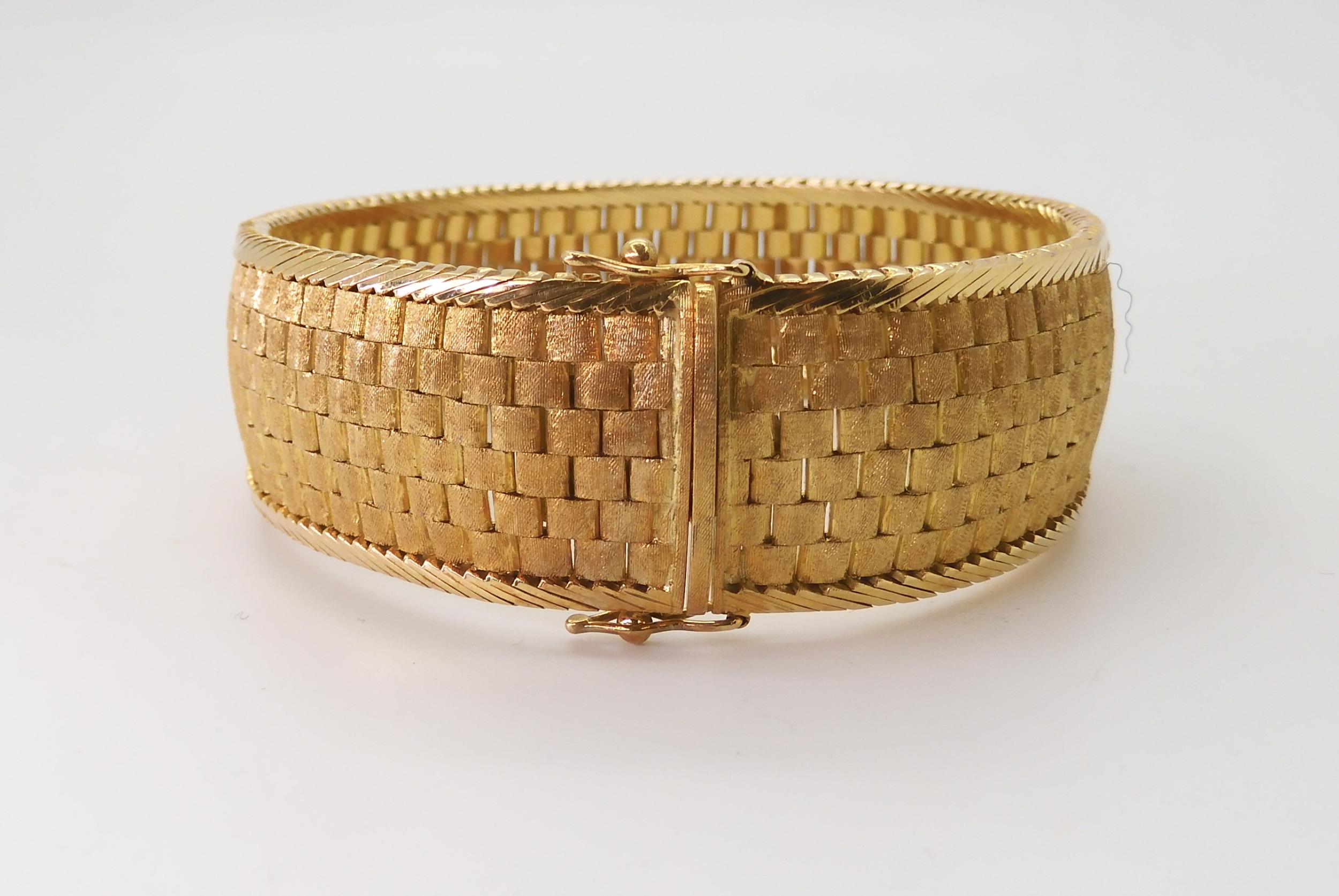 AN ITALIAN 18CT BRACELET with textured block links to the wide bracelet, width 2cm, length 19cm,