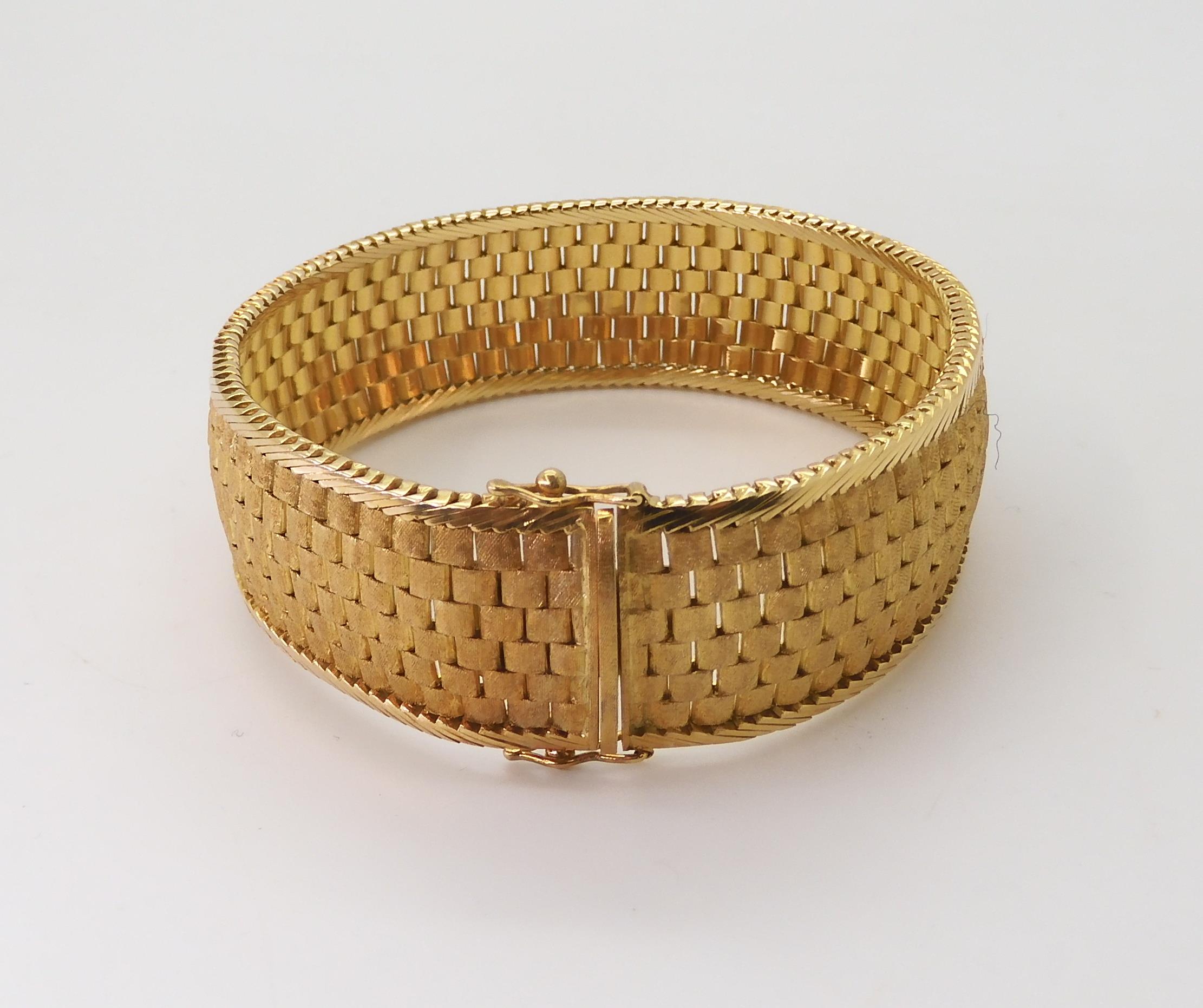AN ITALIAN 18CT BRACELET with textured block links to the wide bracelet, width 2cm, length 19cm, - Image 2 of 5