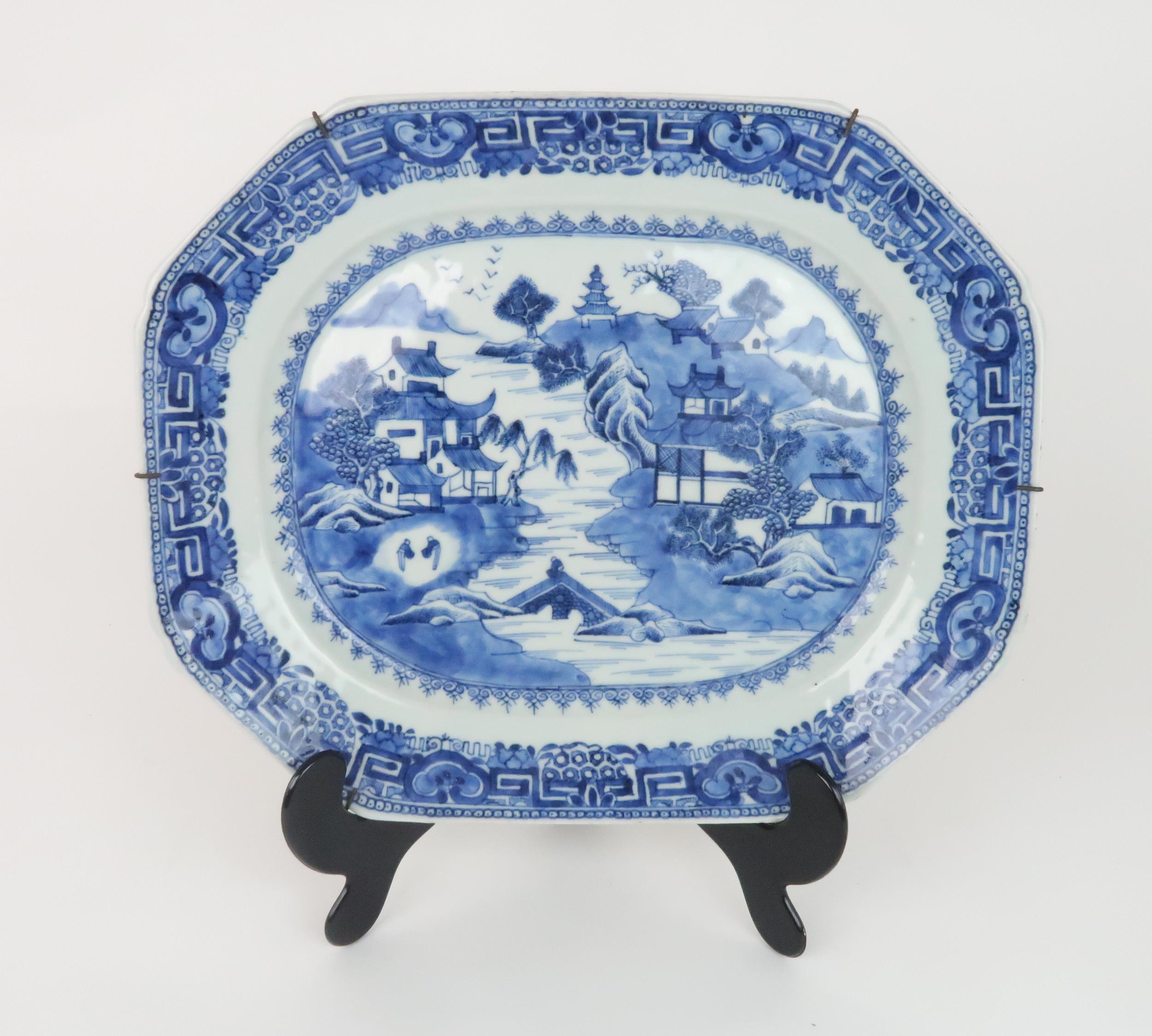 A SET OF THREE CHINESE EXPORT BLUE AND WHITE OCTAGONAL PLATTERS the platters depicting pagodas - Image 4 of 7