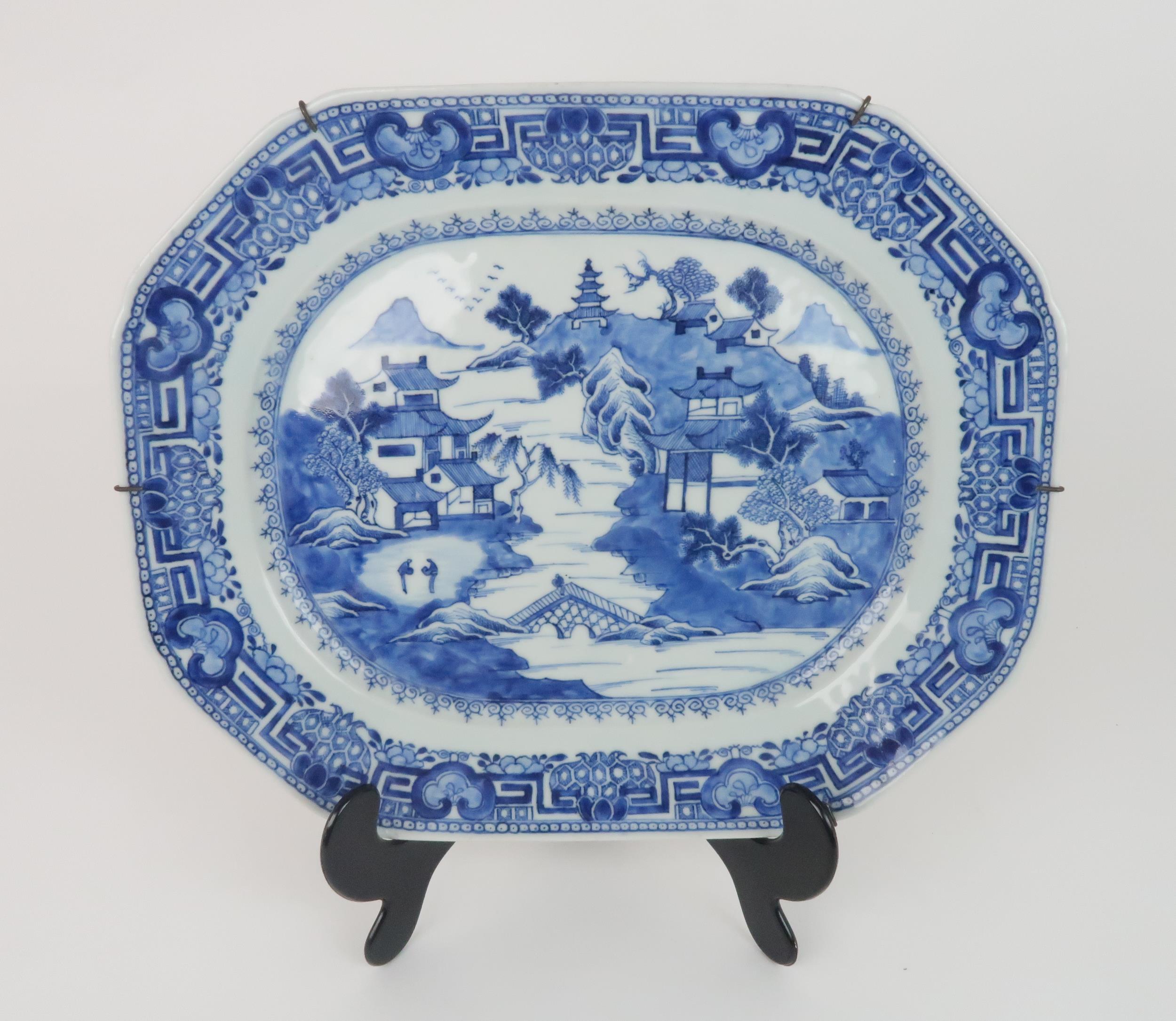 A SET OF THREE CHINESE EXPORT BLUE AND WHITE OCTAGONAL PLATTERS the platters depicting pagodas - Image 6 of 7