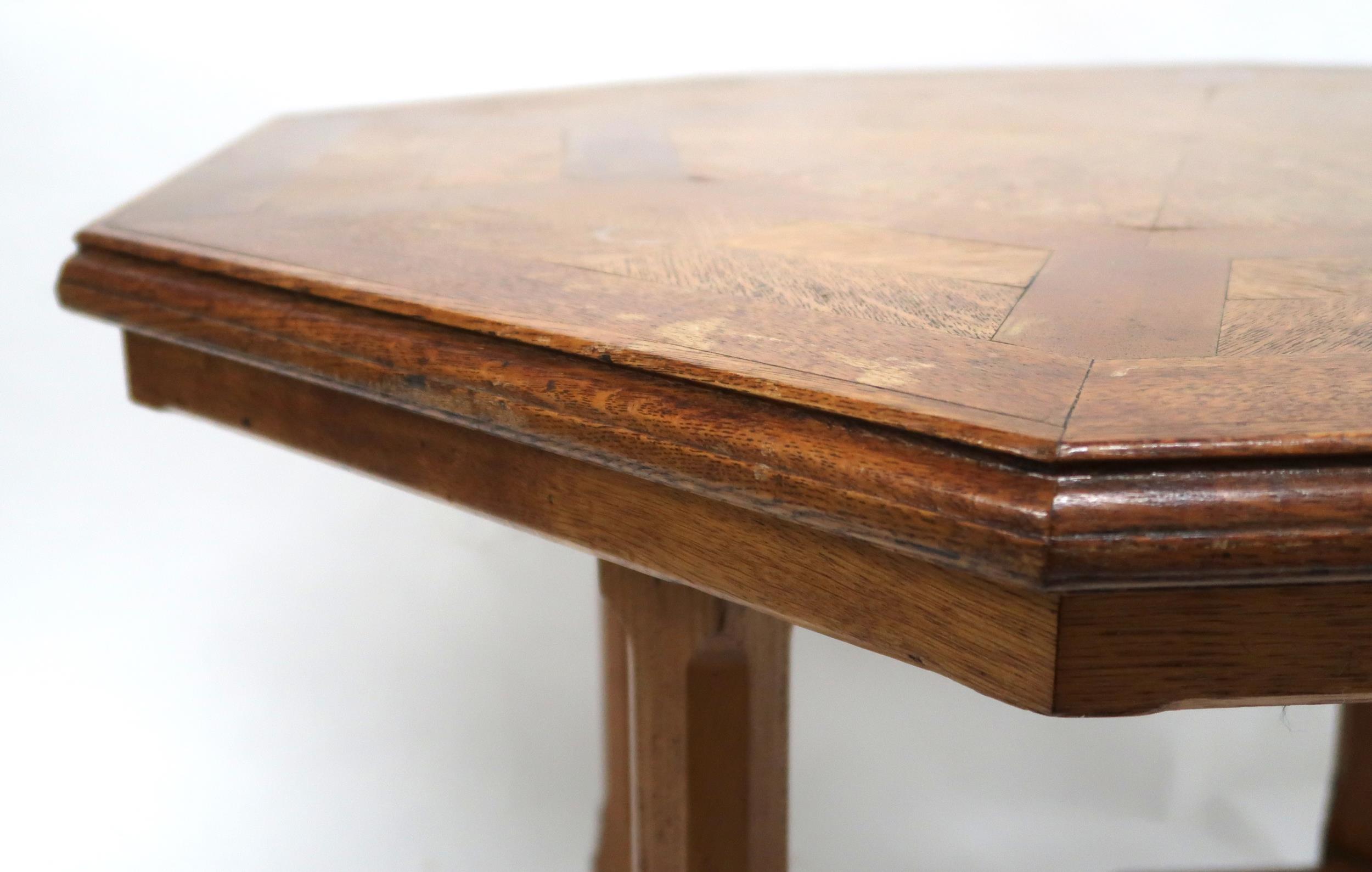 A VICTORIAN OAK PARQUETRY INLAID HOWARD & SONS LONDON OCTAGONAL CENTRE TABLE  with inlaid - Image 7 of 10