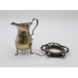 An Edwardian silver cream jug, by Robert Pringle & Sons, London 1901, of baluster form, with a