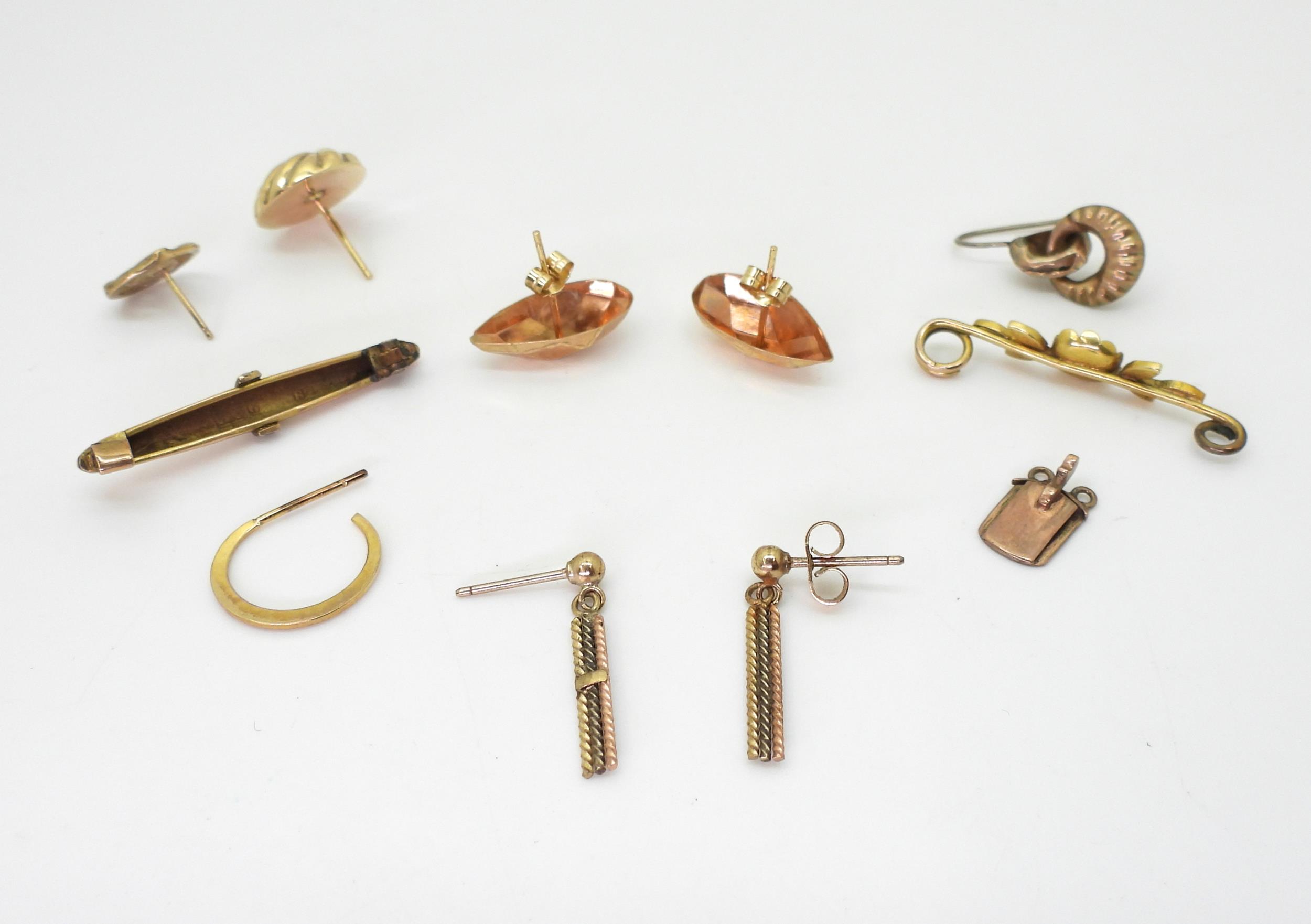 A collection of 9ct gold and yellow metal to include two pairs of earrings, odd earrings a brooch - Image 2 of 2