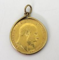 A 1907 full gold sovereign in a 9ct gold pendant mount weight together 8.6gms Condition Report: