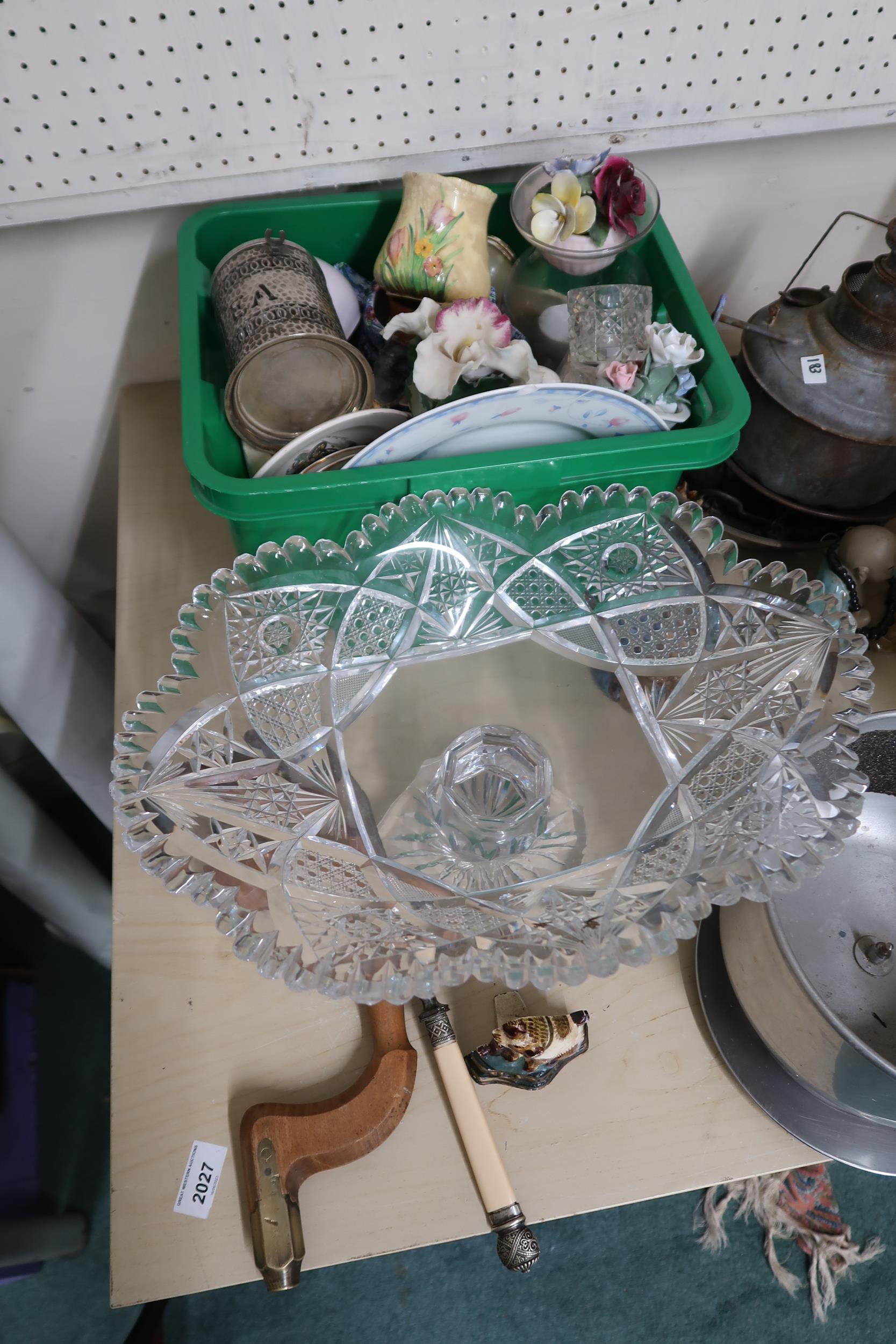 A large mixed lot to include ceramics, glass, wall mirrors lamp shades etc  Condition Report: - Image 4 of 4