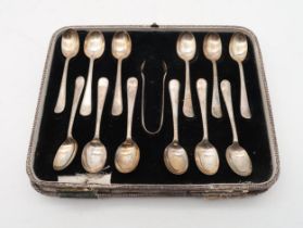 A cased set of George V Old English threaded pattern silver tea spoons and sugar tongs, by Barker