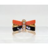 A CORAL ONYX & DIAMOND DRESS RING with London 1975 18ct gold hallmarks, finger size O, weight 5gms