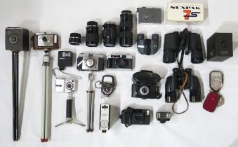 A mixed lot of cameras, associated accessories and binoculars, to include Seriesi Sunagor MC Close