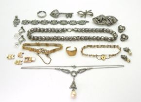 A 9ct gold gate bracelet and partial 9ct ring, 9.9gms, and a small collection of costume jewellery