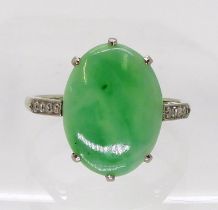 AN EDWARDIAN CHINESE HARDSTONE RING in a delicate 18ct white gold scroll basket mount with four