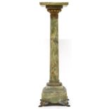 AN EARLY 20TH/LATE 19TH CENTURY GREEN ONYX PEDESTAL with square top over cylindrical column