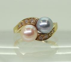 A TWIN PEARL RING mounted in 18ct gold, with estimated approx 0.11cts of brilliant cut diamonds