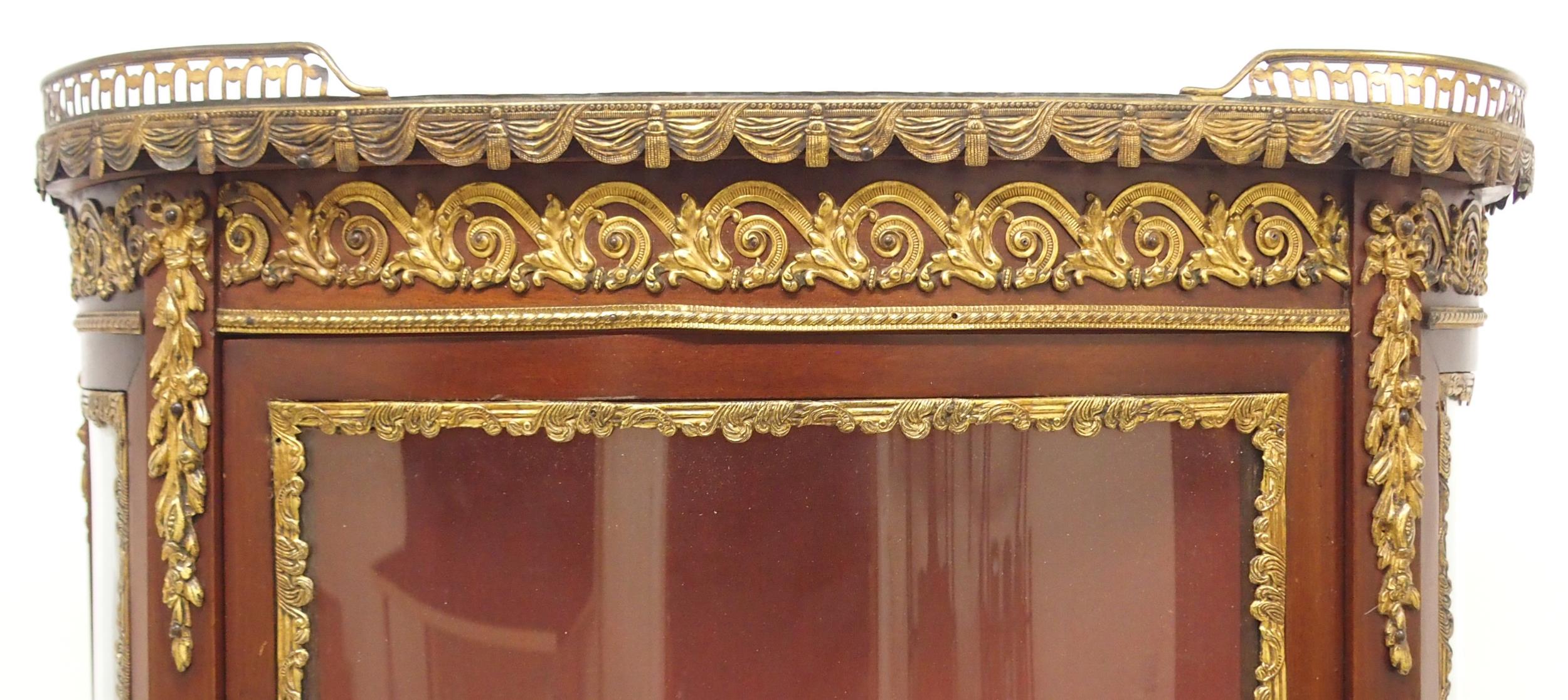 AN EARLY 20TH CENTURY LOUIS XV STYLE BRASS ORMOLU MOUNTED VITRINE DISPLAY CABINET  with galleried - Image 6 of 10