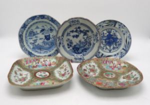 A CHINESE PROVINCIAL BLUE AND WHITE PLATE Painted with precious objects, 21cm diameter and two