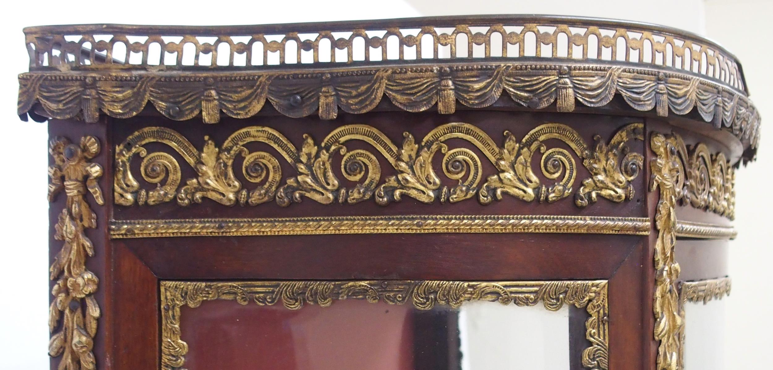 AN EARLY 20TH CENTURY LOUIS XV STYLE BRASS ORMOLU MOUNTED VITRINE DISPLAY CABINET  with galleried - Image 5 of 10