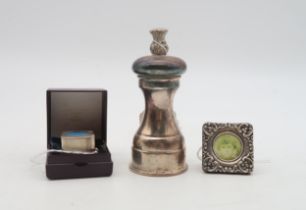 A silver pepper mill, by Sterling Silverware Ltd, Sheffield, of typical form, with a thistle finial,