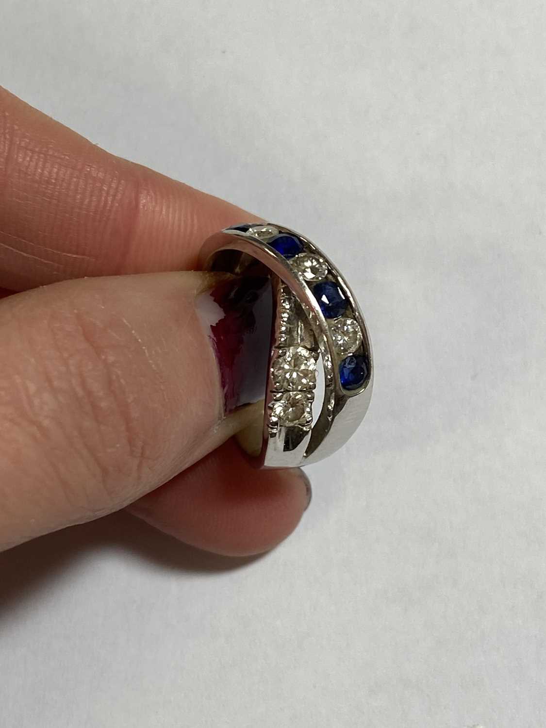 A diamond and sapphire crossover ring - Image 3 of 10