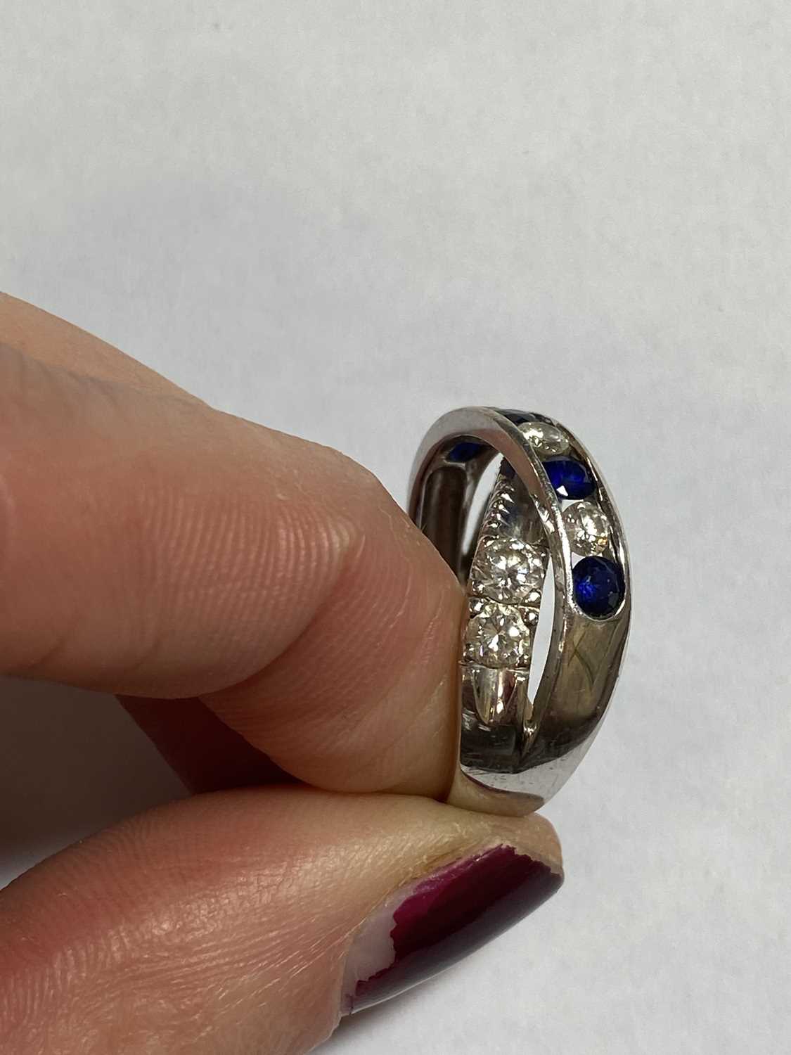 A diamond and sapphire crossover ring - Image 9 of 10