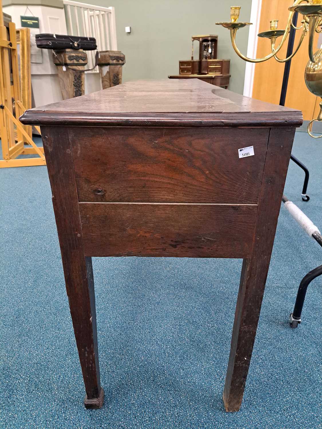 An 18th Century oak and mahogany crossbanded dresser base, West Midlands - Image 5 of 12